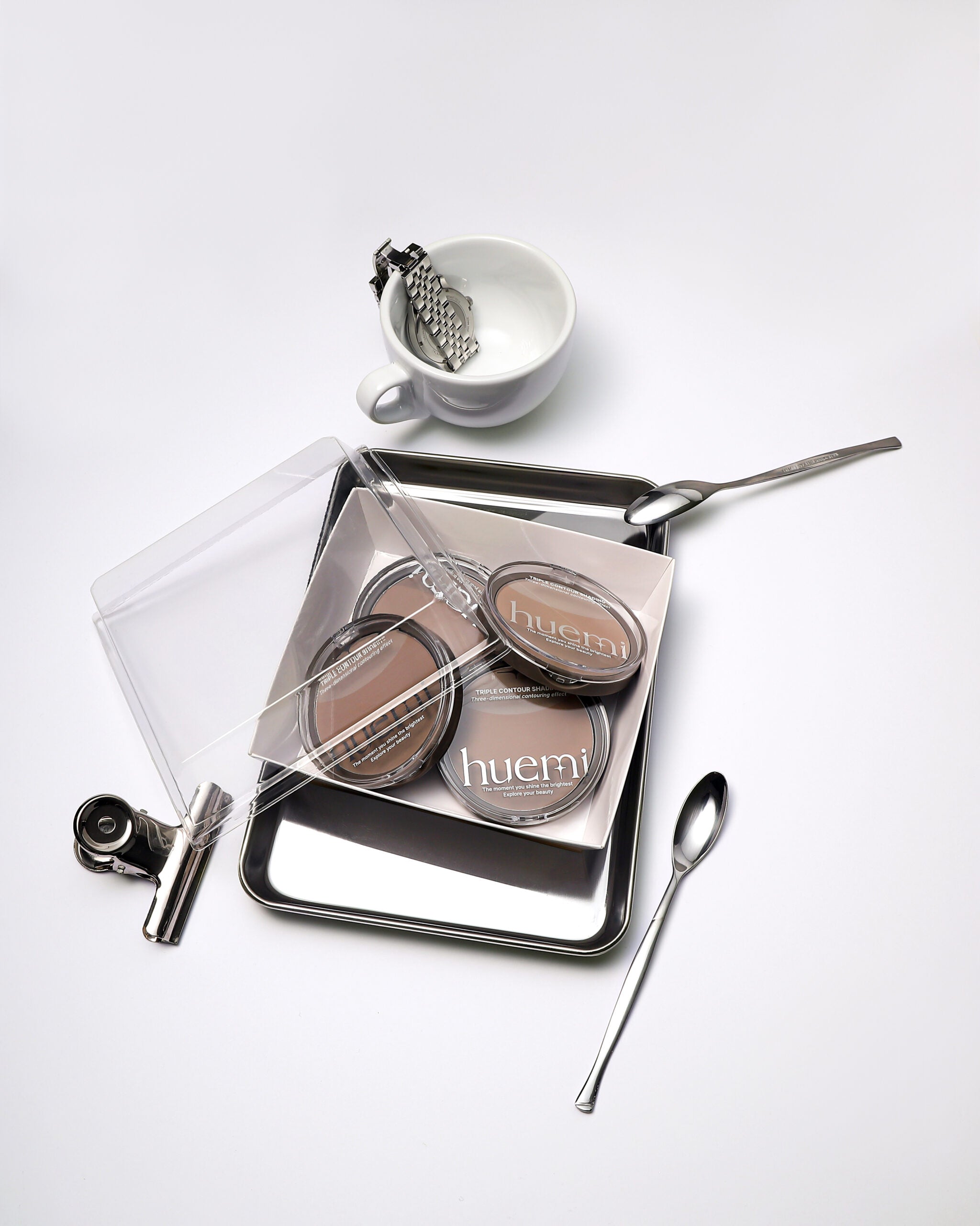 HUEMI Triple Contour Shading palette with a makeup brush