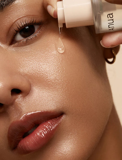 Model applying Anua Rice Ceramide 7 Hydrating Barrier Serum to skin