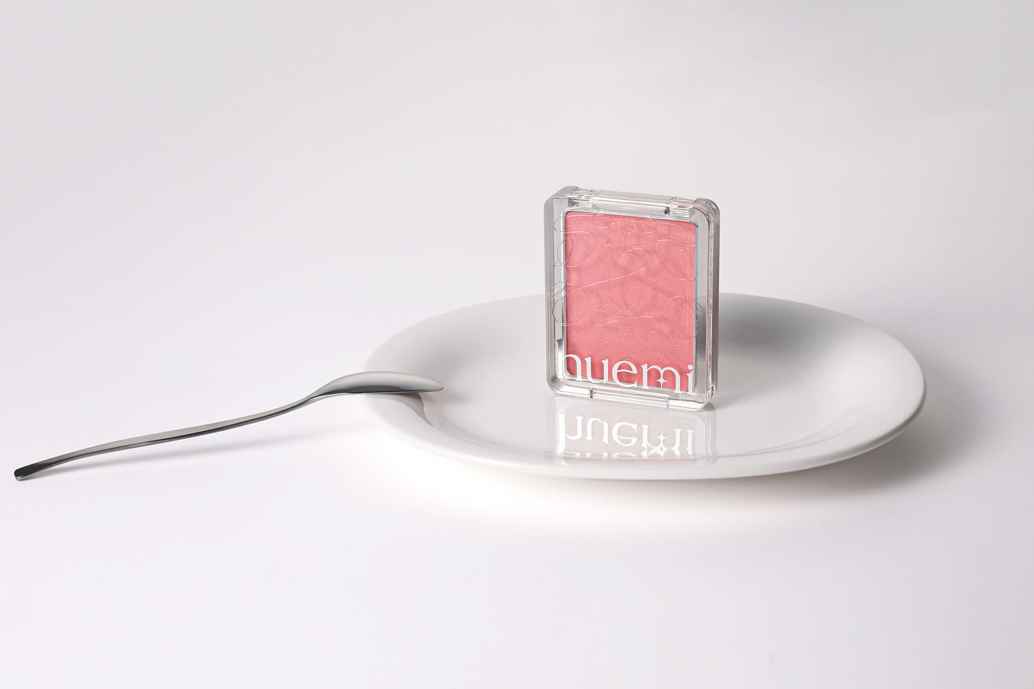 Model wearing HUEMI Inner Glow Soft Blush 01 Pink Fantasy