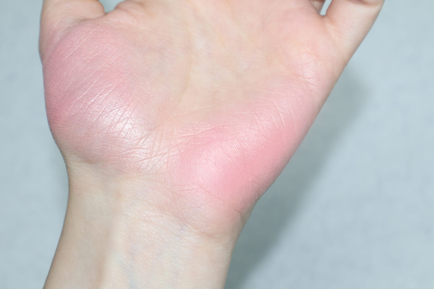 Close-up of HUEMI Inner Glow Soft Blush 01 Pink Fantasy powder texture