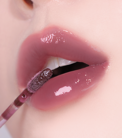 Close-up of HUEMI Melting Glaze Lip Gloss 03 On Glam applicator