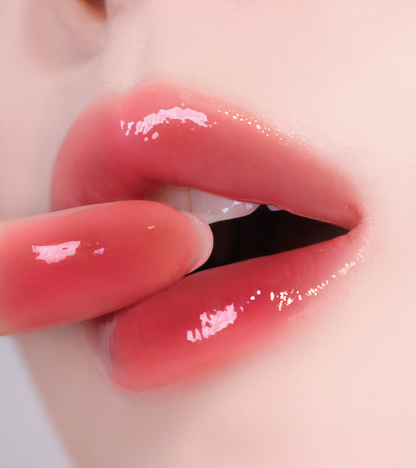 Close-up of HUEMI Melting Glaze Lip Gloss 05 Scarlet Kiss applicator