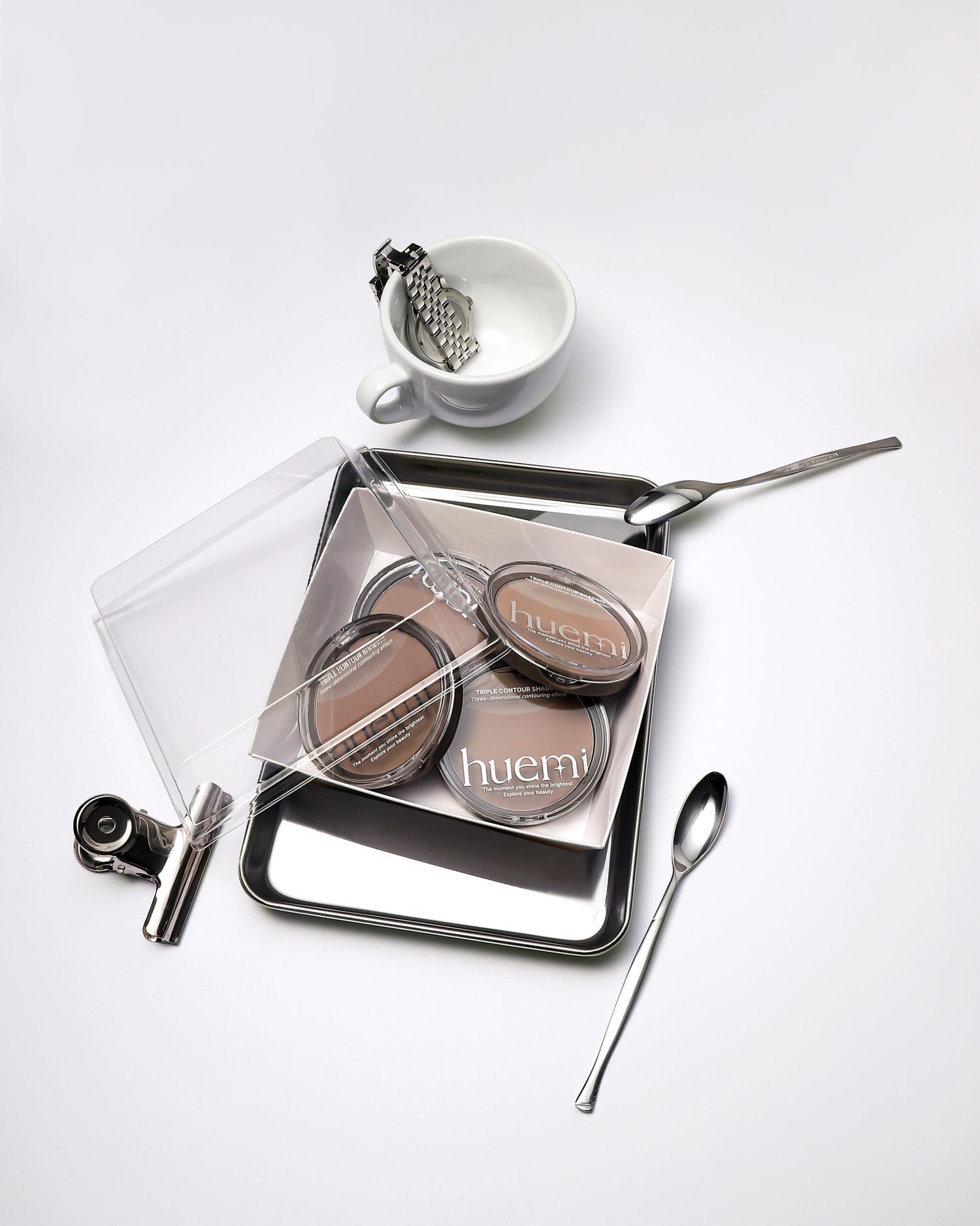 HUEMI Triple Contour Shading palette with a makeup brush